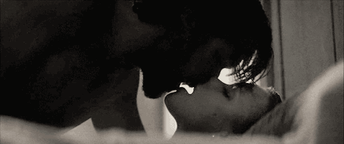 _0-0-0-0-0-casal-beijo-cama-pb