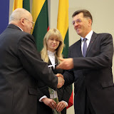 2009-04-17 Algirdui Butkevičiui įteiktas kandidato į prezidentus pažymejimas