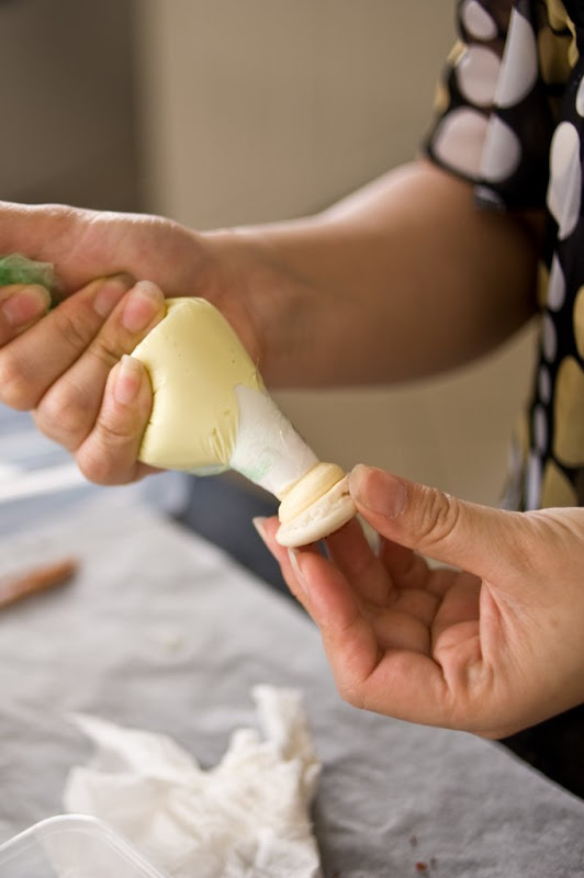 Piping maple syrup buttercream with my Macgyver piping bag Piping maple syrup buttercream with my Macgyver piping bag
