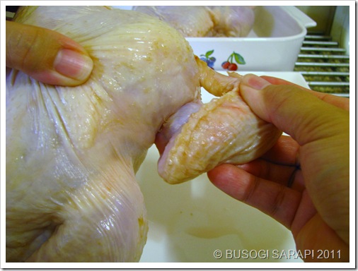 TRUSSING CHICKEN STEP1© BUSOG! SARAP! 2011