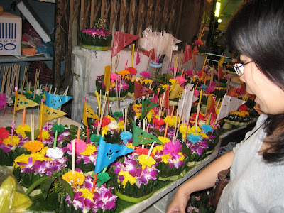 在挑选Krathong