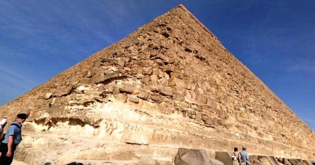 [Pyramids Mykerinos and Khefren02[2].jpg]