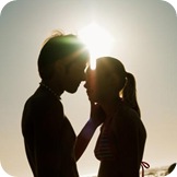 casal-carinho-praia