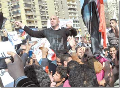 كابتن حسام حسن في ميدان مصطفى محمود يقود مظاهرة مؤيدة للرئيس المخلوع مبارك