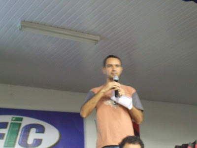 Competidor falando sobre a montagem do personagem de mugem