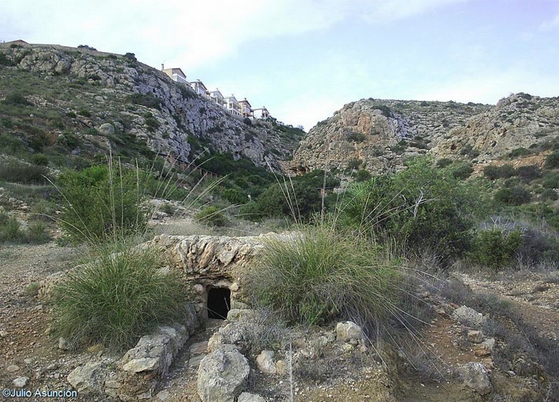 [Vista del barranco donde está la cueva de las arañas.jpg]