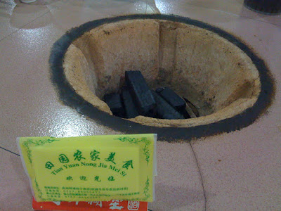 水泥砌的灶桌,友人說餐廳日後結束將會移為平地,所以用固定桌子也不出奇。