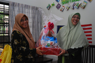Majlis penyampaian sumbangan daripada KMT untuk Rumah Solehah