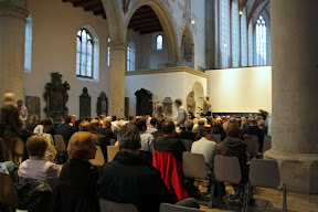 Die Minoritenkirche füllt sich.