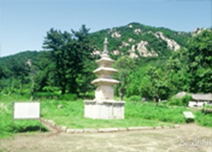 Gyeongju Tri-story stone pagoda at the Cheonryongsa Temple site