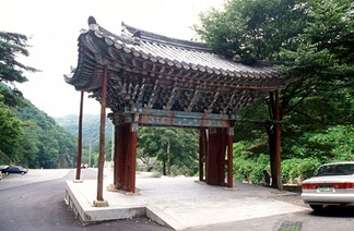 Daegu Donghwasa Entrance to temple at  base of mountain