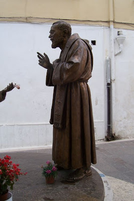 Manfredonia, Monumento a Padre Pio da Pietrelcina