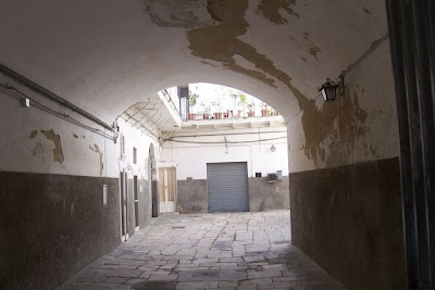 Manfredonia, Antico cortile in Via Santa Chiara
