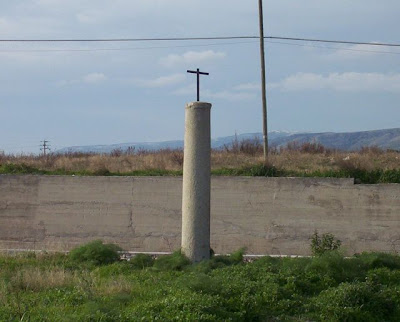 Manfredonia, Antica colonna di granito presso Siponto