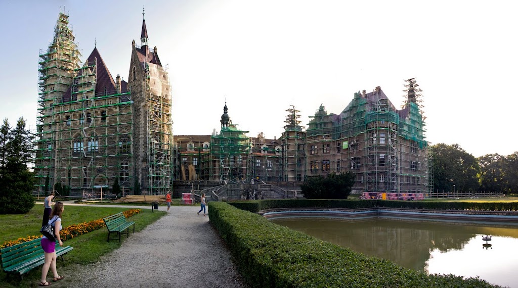 http://lh4.ggpht.com/_vdI8QLKW7Ew/Spl7ljPAOGI/AAAAAAAAQaE/MhlG7qDPQTk/s1024/Moszna-Panorama.jpg