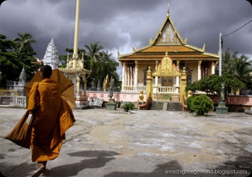 A pagoda in Phnom Penh, Cambodia001