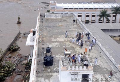 [Floods wreak havoc in Andhra, Karnataka001[6].jpg]