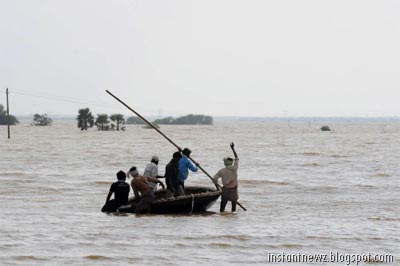 [Floods wreak havoc in Andhra, Karnataka008[3].jpg]