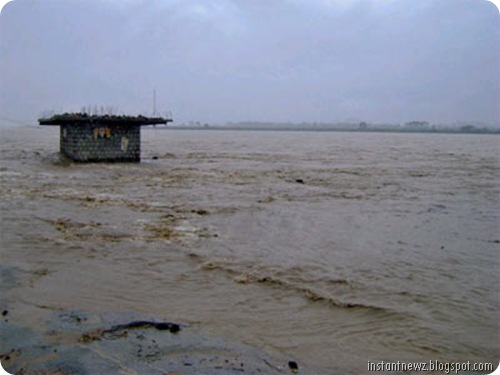 Floods wreak havoc in Andhra, Karnataka023