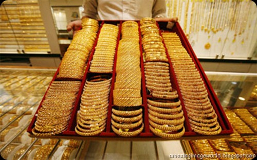 Tray of gold at jewellery shop001