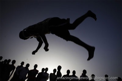 [People watch an acrobat in Senegal001[3].jpg]