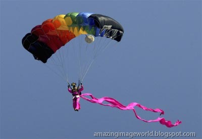[A female soldier makes a parachute jump001[3].jpg]