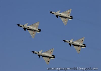 [PLA fighter jets perform a manoeuvre001[3].jpg]