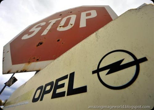 GM's shock refusal to sell Opel sparks protest001
