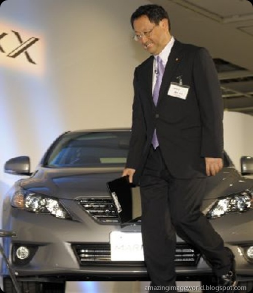 Toyota President in front of new Mark X sedan001