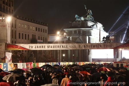 [20th anniversary of the fall of Berlin Wall010[3].jpg]