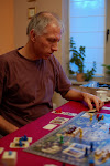de eigenaar van het spel leest de eerste gebeurteniskaart