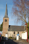 kerkje van Melsen met vooraan rechts het begin van de kerkwegel