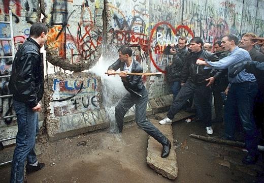 [Röhrbein, I cosiddetti Mauerspechte impegnati nell'abbattimento del Muro, Berlino, 11 novembre 1989 - © Röhrbein - Ullstein Bild - Archivi Alinari[4].jpg]