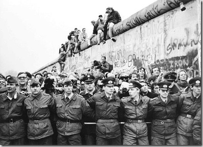 Folla riunita nei pressi della porta di Brandeburgo per festeggiare la caduta del Muro, Berlino, 12 novembre 1989 - © ADN-Bildarchiv - Ullstein Bild - Archivi Alinari