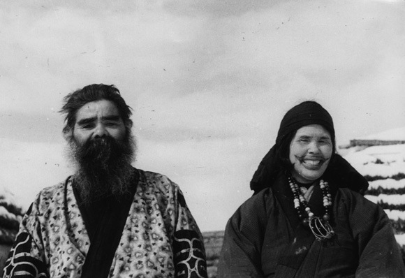 [Uomo Ainu e donna Ainu col tatuaggio intorno alla bocca, villaggio di Nibutani, 1939[4].jpg]