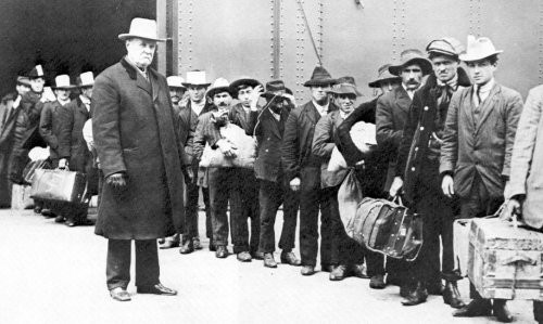 [1911. Sbarco di emigranti italiani a Ellis Island[4].jpg]
