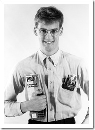Anthony Edwards como Gilbert Lowell no filme A Vingança dos Nerds (1984)