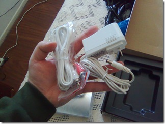 Eu gostei que todos os cabos são brancos, nem lembra o Wii não é?