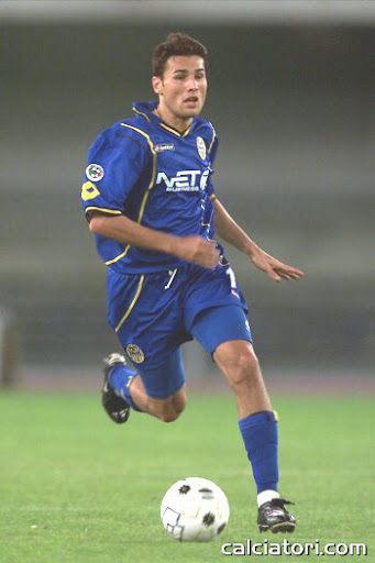 VITA DA EX: MUTU alla 200esima presenza in A (57 con l'HELLAS), Paolo CANNAVARO alla 100esima col NAPOLI. BUNDESLIGA: Il BAYERN risorge grazie anche a TONI ma l'HOFFENEIM è ancora là. SERIE B: Il GROSSETO distrutto dal VICENZA è raggiunto in VETTA dall'EMPOLI e dalla sorprendente matricola SASSUOLO. SCHERMA: Il c.t. MAGRO scrive a MONTANO. NUOTO: Paura a bordo vasca per la PELLEGRINI che poi per foryuna si è ripresa...