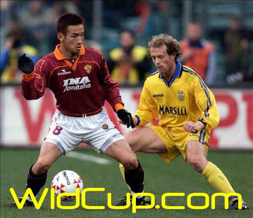Gianluca FALSINI contrasta il giapponese NAKATA in un VERONA-ROMA di Serie A del 2001/2002