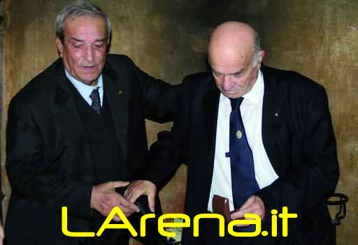 Fine d'anno pieno di 'sorprese' per l'Hellas Verona; alcune sono belle (una squadra ed un 'progetto' che finalmente paiono prendere forma) altre molto meno (il forzato addio del presidente Previdi maggior artefice di questo vero e proprio 'rinascimento gialloblù') ma inviterei ad un, seppur cauto, ottimismo: lo scontato addio di Leonardino, peraltro inevitabile e sacrosanto visto che è per motivi di salute, non può che lasciare però amarezza e sconcerto è vero... Proprio ora che le cose stavano finalmente andando per il verso giusto e sembrava che il primo passo del cammino scaligero verso il ritorno nel 'calcio che conta' fosse ormai definito, ecco che ci si mette di mezzo il fato a complicare le cose... Ma da buon veronese, dopo aver assistito ad anni di manovre 'perverse' ai vertici della società gialloblù, memore di faccendieri, falsari, loschi figuri e gente che cercava solamente pubblicità gratuita sfruttando la visibilità che lo stemma di una squadra gloriosa e di una società centenaria come l'HELLAS portano a coloro che le si avvicinano, suggerirei di non anticipare il corso degli eventi e di non alambiccarsi il cervello in 1000 pensieri su chi e come eventualmente si alternerà al patròn Arvedi alla guida del Verona perchè non serve a nulla (tanto le cose seguiranno il loro corso nel bene o nel male) e perchè, come vi avevo anticipato, sono fiducioso che in un modo o nell'altro Previdi da uomo assennato e serio qual'è, avrà già pensato a tessere nel miglior modo possibile la ragnatela di persone che riceveranno il suo testimone e proseguiranno nella sua opera