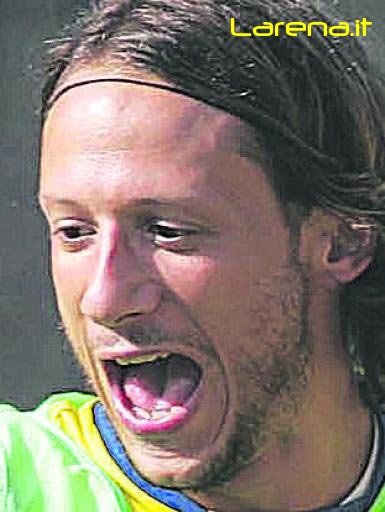 CALCIOMERCATO: Nessuna novità in casa gialloblù, si stanno valutando le condizioni di SELVA per intervenire sul mercato e, se sarà necessario, BONATO&MARTINELLI (in associazione col mister ovviamente) non staranno alla finestra (occhi puntati sugli attaccanti DI GENNARO del GALLIPOLI e BRUNO del MODENA)... Per parte mia spero che Andy torni al meglio! Quello sarà già di per sè un ottimo acquisto... Alcuni 'rumors' darebbero il VERONA interessato a BOTTONI, giovane centrocampista di scuola granata, nel caso SARTORI (diesse del CEO) volesse riportare alla base BURATO ma, sul 'fronte-centrocampisti', la società scaligera dovrà gestire anche CAMPISI che non stà giocando quanto si aspettava e qualche volta è finito pure in tribuna... Probabilmente il mediano ex-MASSESE di scuola atalantina non ci stà più e vuole cambiare aria.