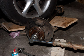 Finally the reverse-thread hub-nut shifts