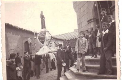 Procissão a entrar na igreja Procissão a entrar na igreja
