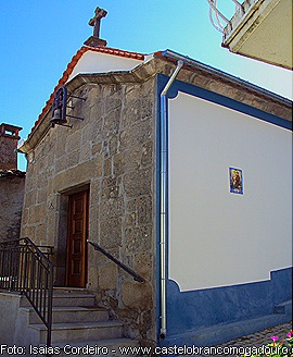 Vista lateral da Capela de Santo Antonio com Azulejo recem colocado pelos devotos de Castelo Branco Mogadouro