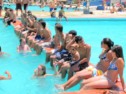 Projeto de verão da “Piscina” começa literalmente quente