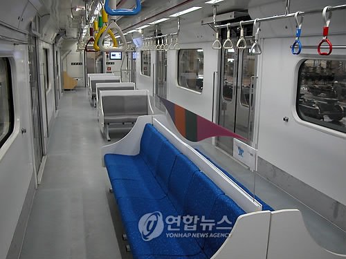地下鉄のアイランド型シート(New Seating Arrangement)