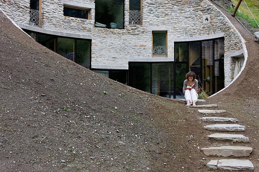 環境に配慮し尽くすと、人は地下に住む(Holiday Villa in Vals)
