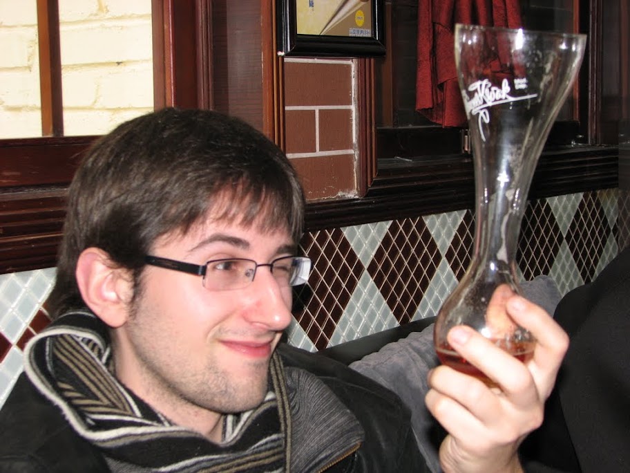 Nico qui regarde sa Kwak. Nico qui regarde sa Kwak.