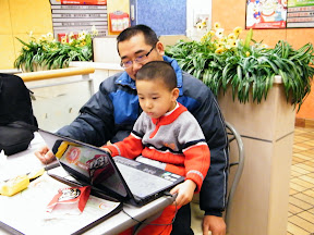 朱子卓和朱楚甲在游戏中。gaming baby&dad.